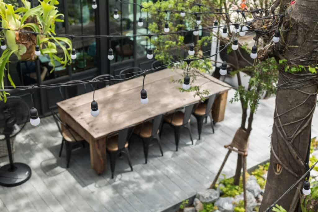 Une table en bois avec 10 chaises pour une soirée entreprise à petit prix