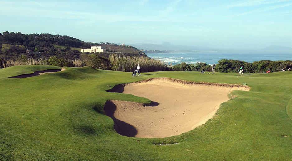 Vue d'un golf à Biarritz avec l'océan en fond