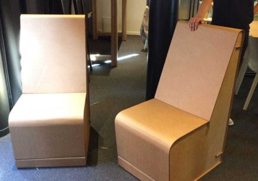 Deux chaise construites en carton