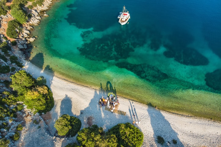 Vue panoramique aérienne de haut en bas de la pittoresque côte déchiquetée de Céphalonie aux eaux turquoises claires