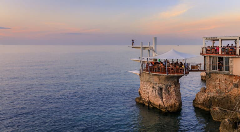 Le Plongeoir luxury restaurant on the Mediterranean Sea in Nice