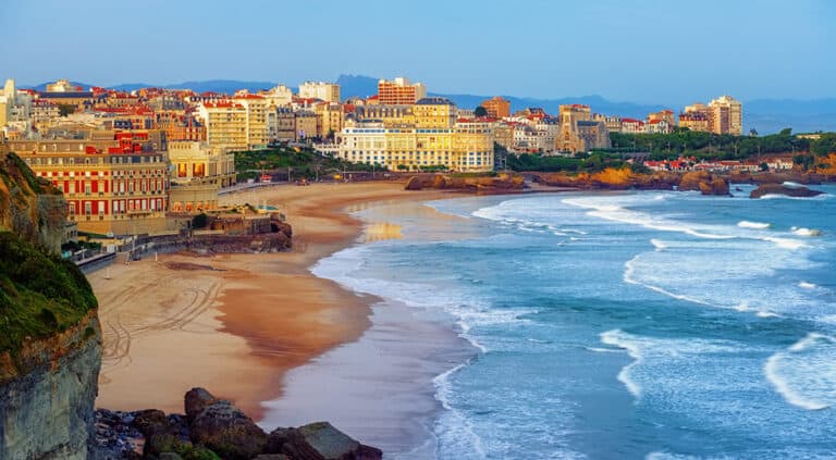 Ville de Biarritz et de ses célèbres plages de sable