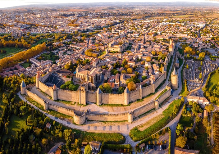 Vue aérienne de Carcassonne, une ville fortifiée française dans le département de l'Aude, dans la région de l'Occitanie, en France