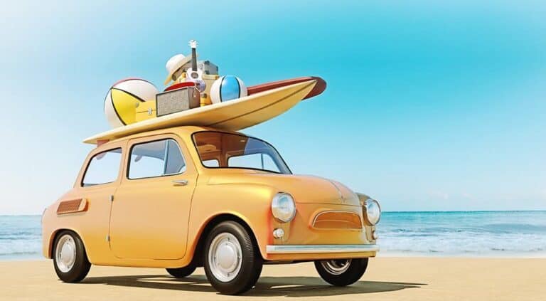 Une voiture sur plage avec une planche de surf sur le toit pour une destination séminaire au soleil