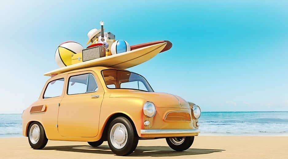 Une voiture sur plage avec une planche de surf sur le toit pour une destination séminaire au soleil