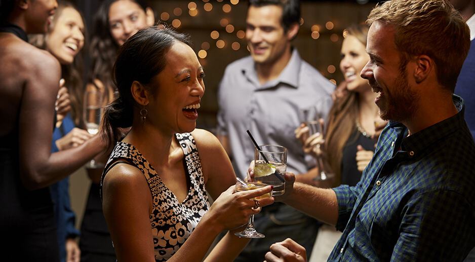 Des personnes en train de sourire et passer un bon moment lors d'une soirée