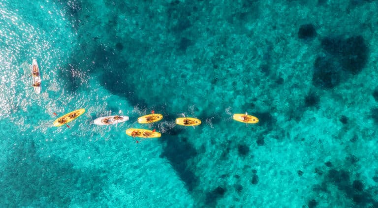 Vista aérea de kayaks amarillos en el mar azul en un soleado día de verano