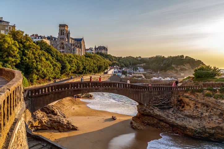 Vue panoramique sur le célèbre pont de pierre du Rocher du Basta, paysage urbain et littoral avec plages de sable et port pour petits bateaux.