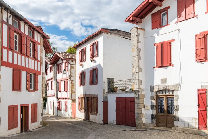 Maisons typiques du village d'Espelette au Pays Basque, France