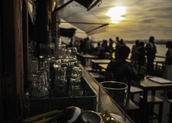 Verre vide Au coucher du soleil, sur la table avec un espace pour préparer la fête Le long du fleuve Mékong.soft focus.