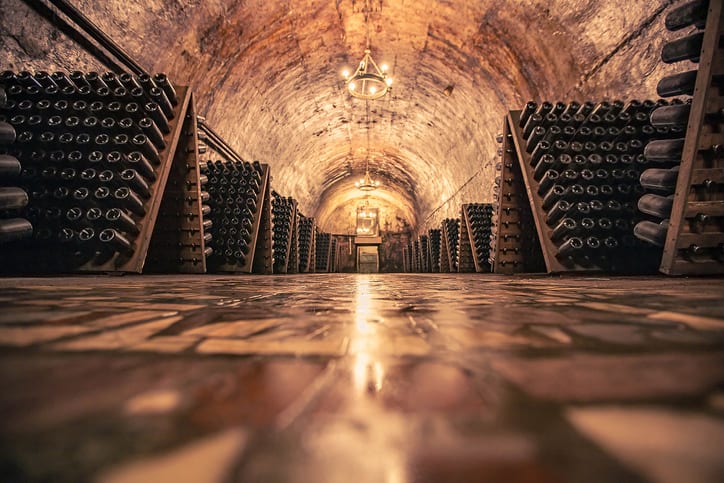 Chais d'usine de vin rouge dans une cave Bordelaise.