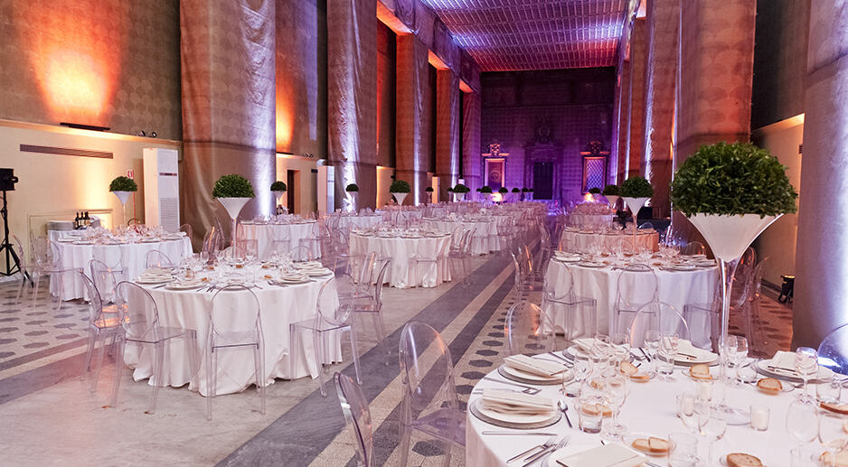 Salle décorée pour une soirée professionnelle