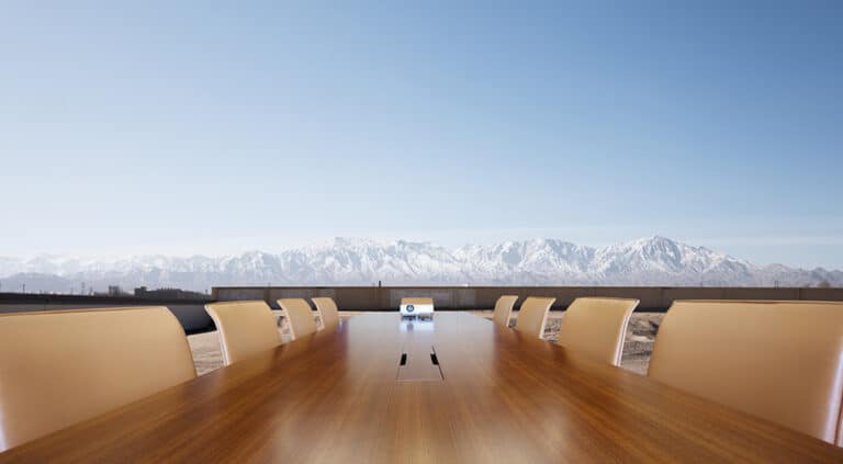 Mesa de conferencias con montaña de nieve