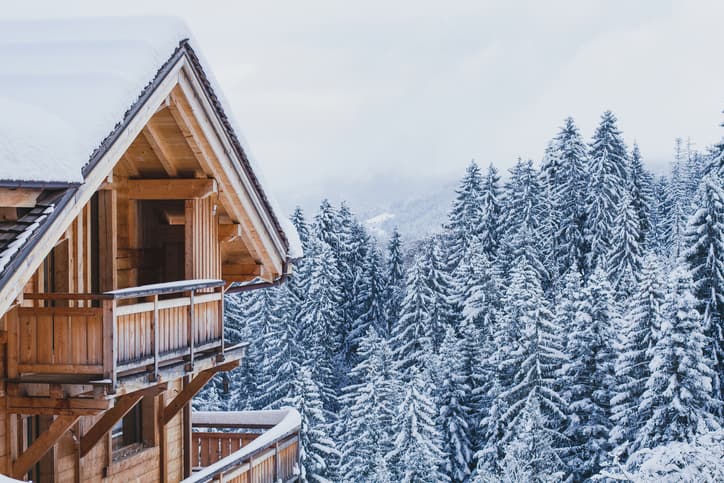 Séminaire d'entreprise en Andorre, hôtel en bois sous la neige en Andorre