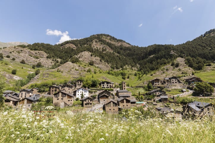 Village Pal dans les Pyrénées en Andorre avec l'église romane