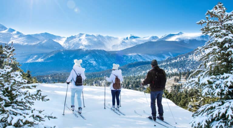 Tres esquiadores de travesía para un evento de team building en los Pirineos