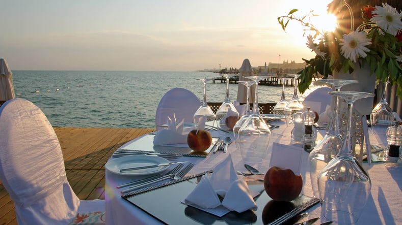 Dîner voyage récompense de luxe au bord de la mer. Lieu de réception pour un dîner de gala entreprise prêt pour les invités.