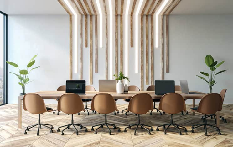 Salle de réunion moderne en bord d'un golf.