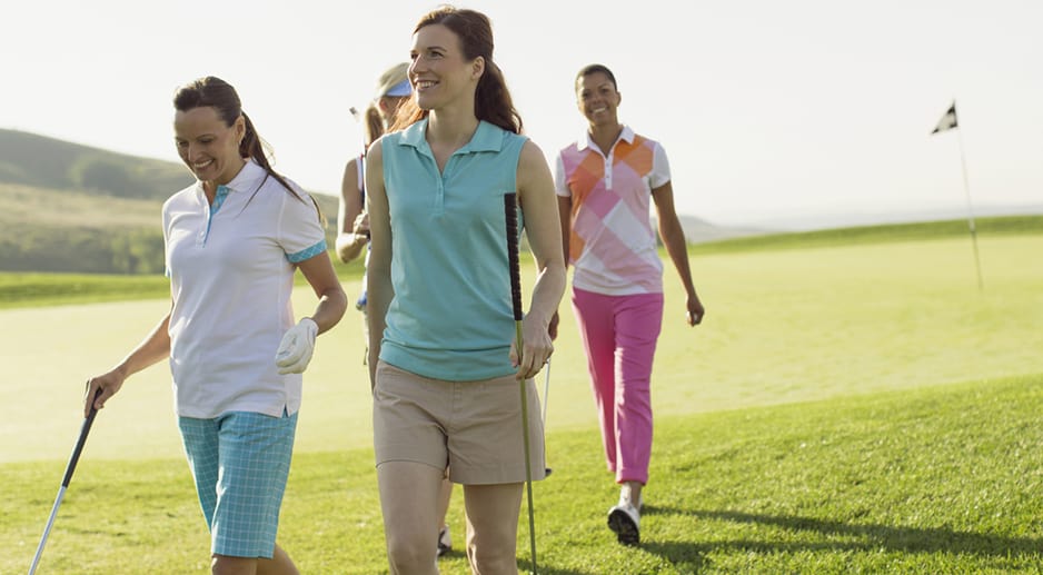 Quatuor de golfeuses sortant du green lors d'un séminaire golf en entreprise