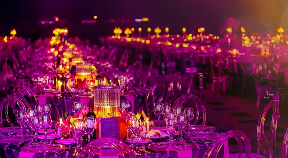 Décor rose et violet pour une soirée entreprise originale à Toulouse