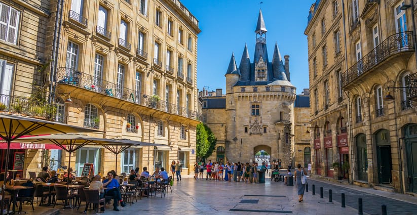 Place du Palais et sa célèbre Porte Cailhau à Bordeaux