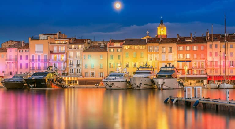 Colorida vista panorámica de Saint Tropez iluminada por la luna llena
