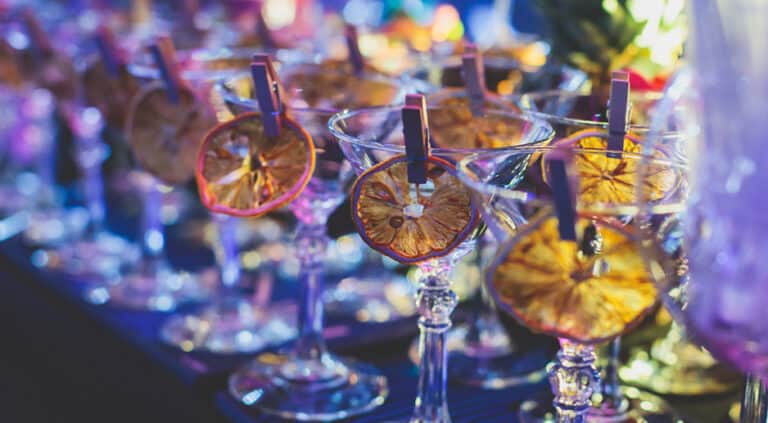 Des verres à cocktails sur la table de banquet de restauration, ligne de rangée de différents cocktails colorés