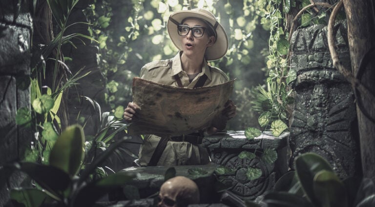 Femme explorant une fausse jungle tropicale lors d'une animation team building aventure