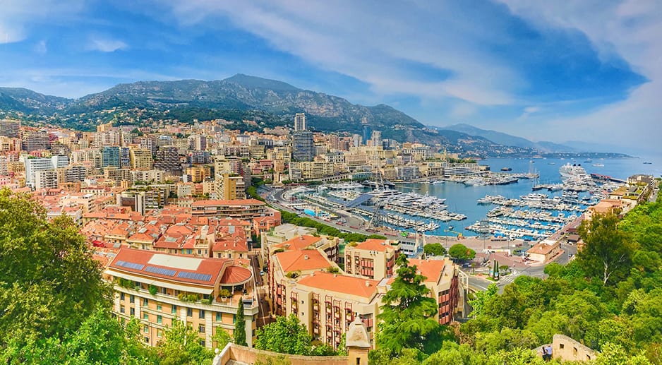 Vue en hauteur de la ville de Monaco avec ses bâtiments et son port