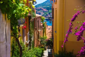 Une petite rue dans la ville de Collioure