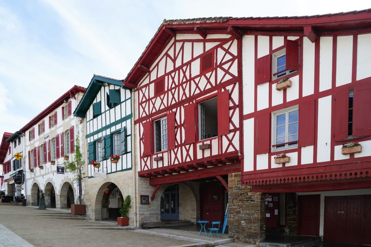 Maisons à pans de bois, place de la mairie de La Bastide de Clairence, Pays Basque