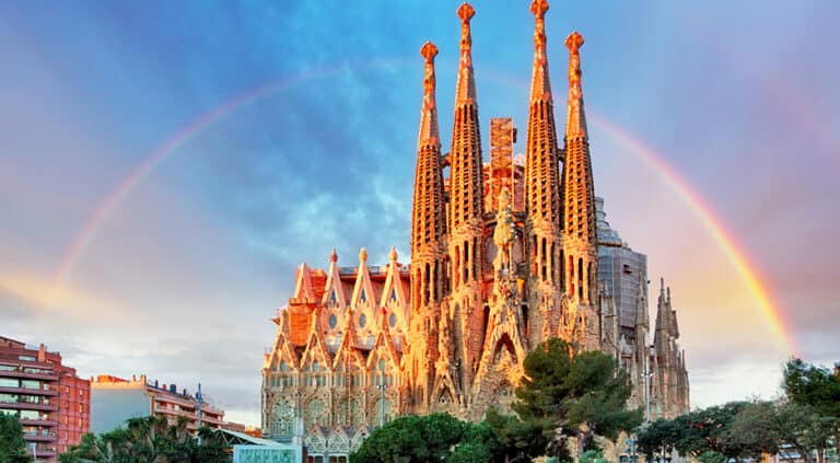 Vista de uno de los monumentos más bellos de Barcelona: La Sagrada Familia