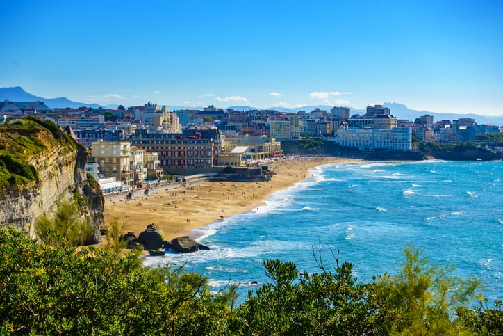 Vue sur la plage principale de Biarritz avec son casino et l'océan