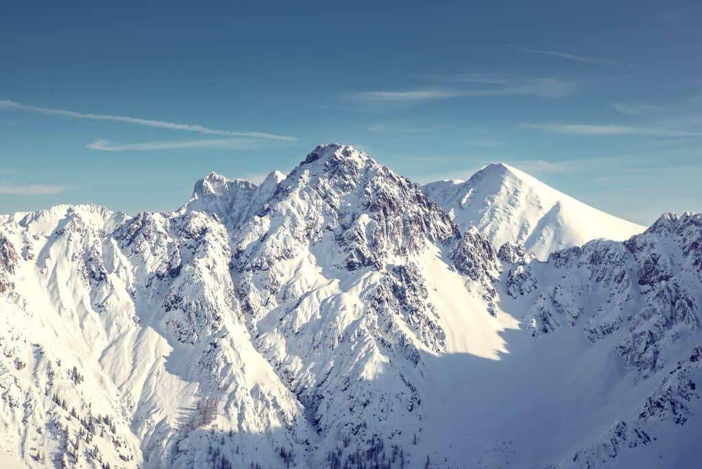 Vue des montagne des Alpes enneigées