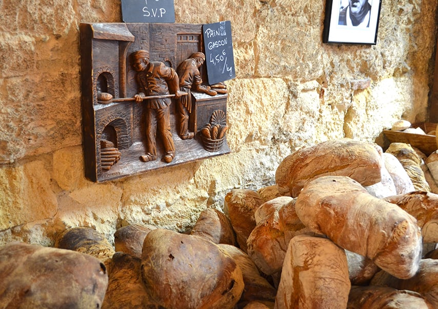 Des pains à l'ancienne disposés sur une table
