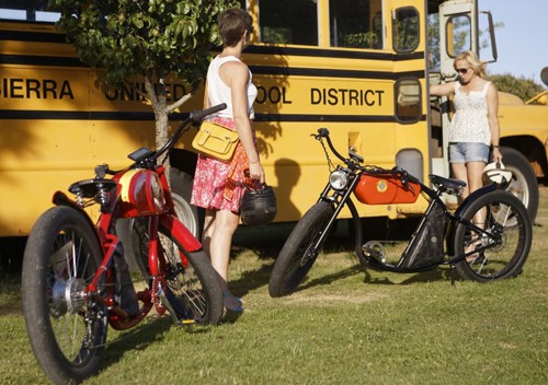 Deux vélos électriques vintages devant un bus jaune vintage