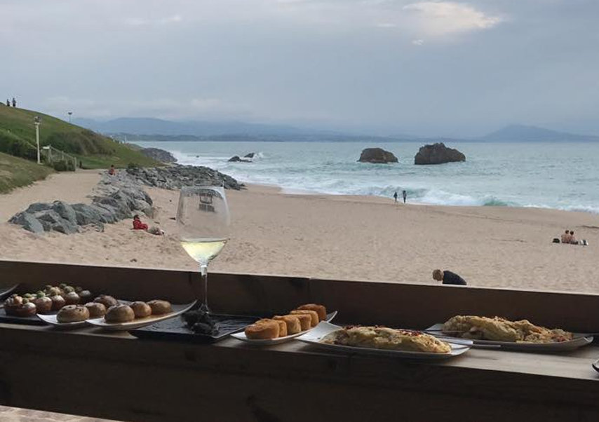 velada en grupo en el país vasco cena junto al mar