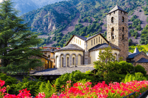 Village en Andorre au printemps avec fleurs roses