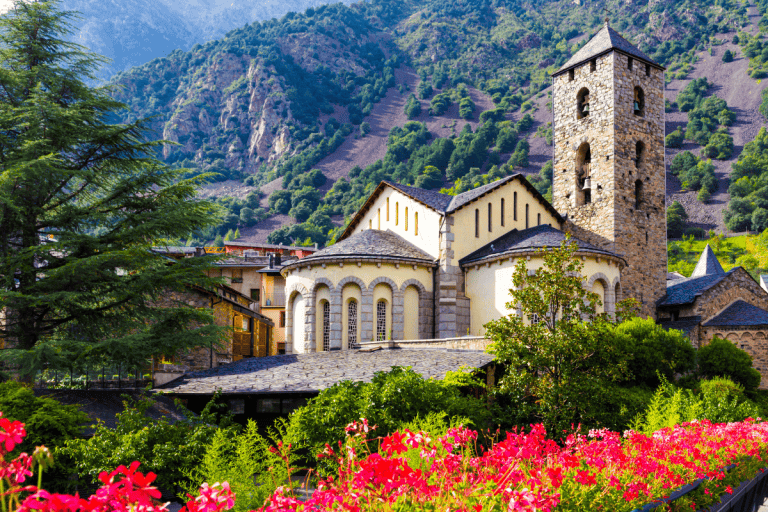 Village en Andorre au printemps avec fleurs roses