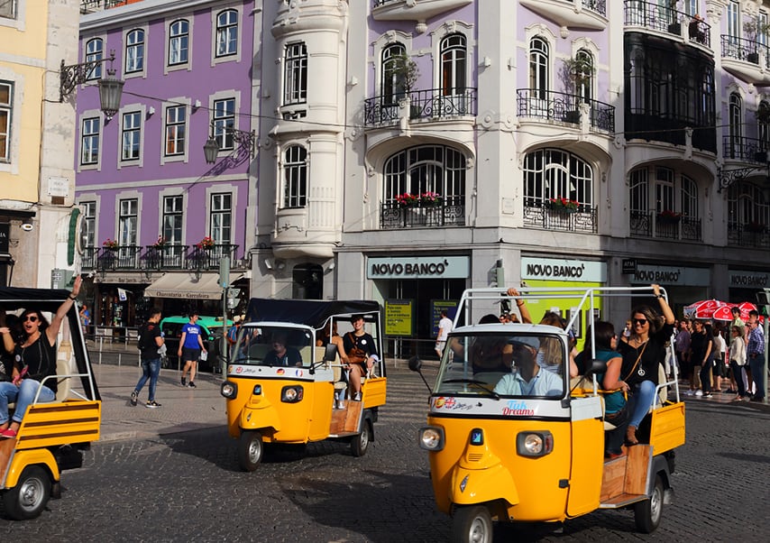viaje de empresa a Lisboa en tuk-tuk
