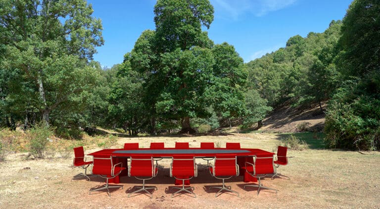 Une table de séminaire avec 12 chaises en pleine nature