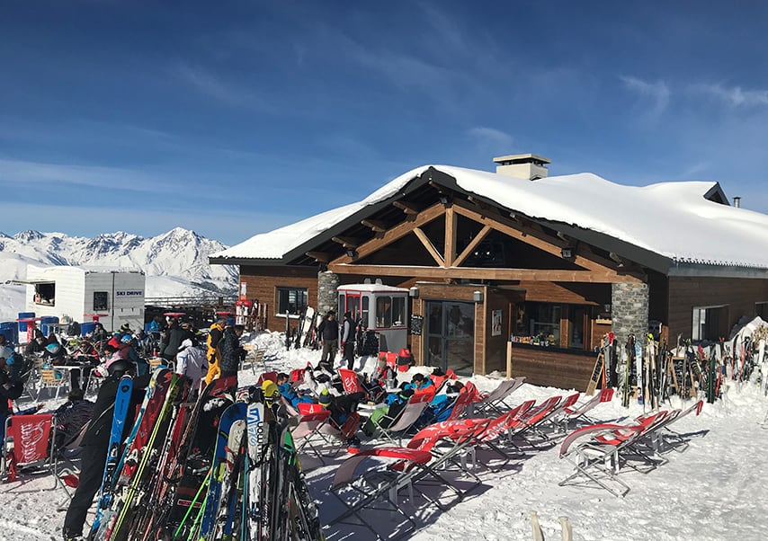 Une cabane à ski avec plein de ski