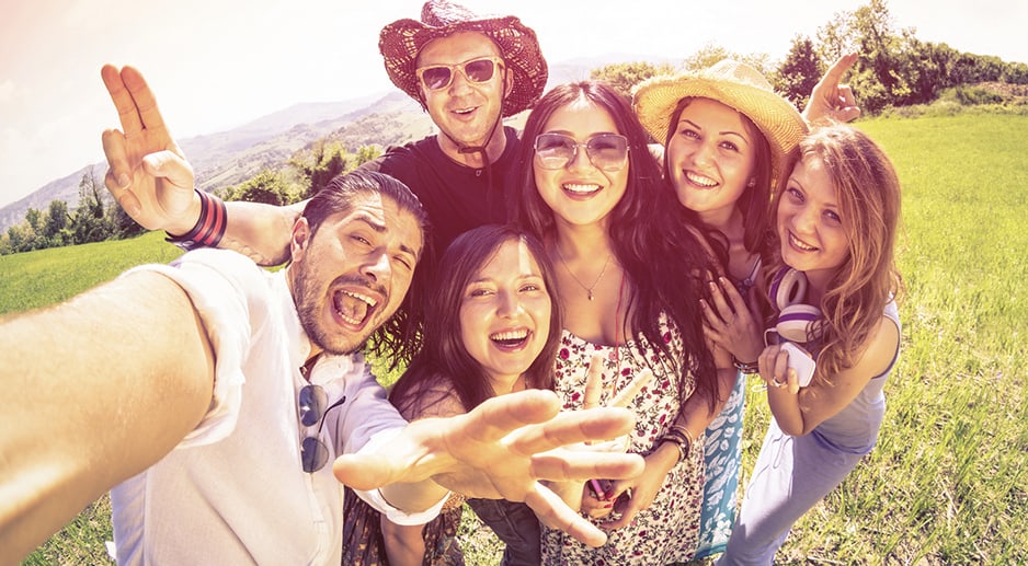 Groupe de personnes en train de se prendre un selfie lors d'un voyages incentive