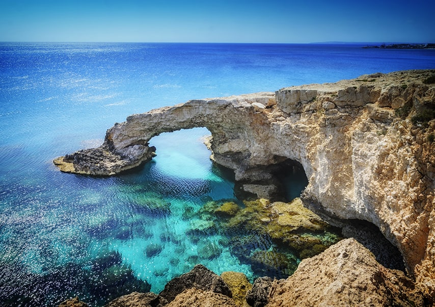 Vue avec une falaise et la mer turquoise à Chypre