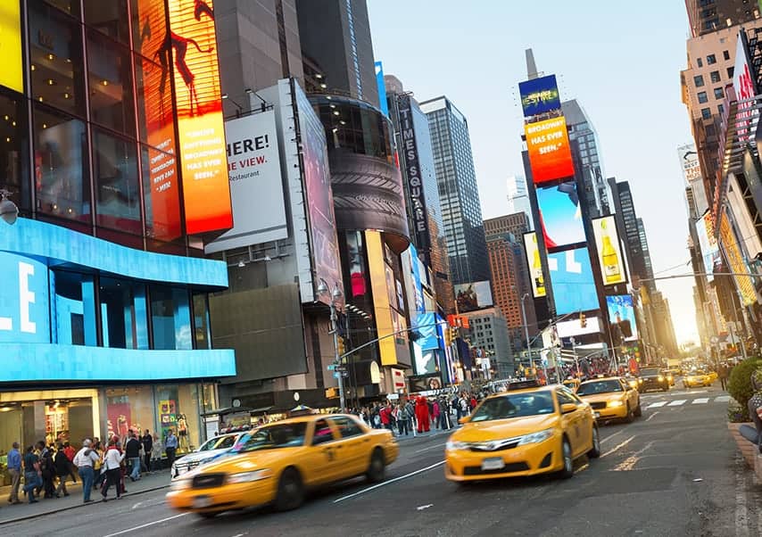 Vue d'une avenue à new York avec des taxi jaunes pour un séminaire à l'étranger