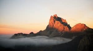 Atardecer y mar de nubes en una montaña de los Pirineos