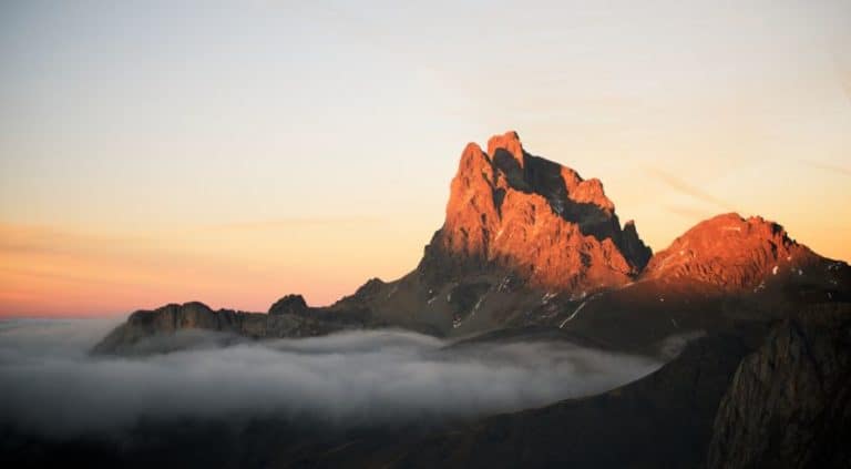 Atardecer y mar de nubes en una montaña de los Pirineos