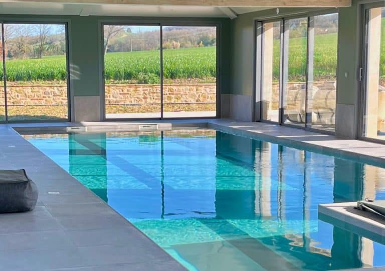 Piscine intérieure avec vue sur la nature