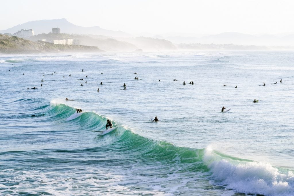 Vue sur des surfeurs sur la côte basque