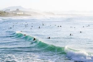 Vue sur des surfeurs sur la côte basque